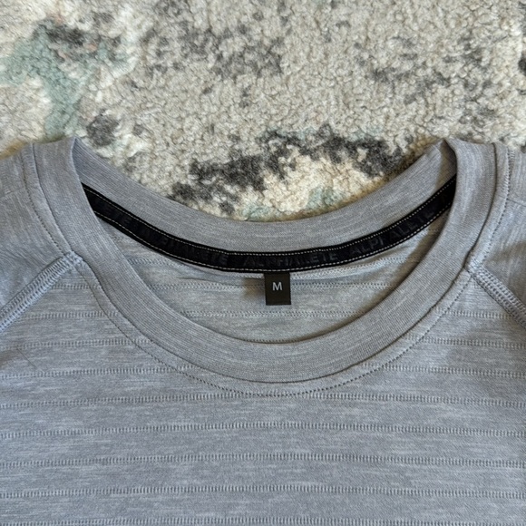 Alphalete Men’s Hero Seamless Tee in Smoke Bomb - Picture 2 of 8